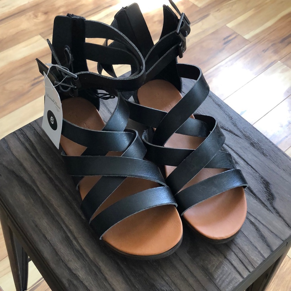 Universal Thread sandals - Picture 1 of 2
